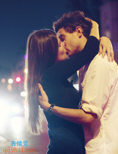 情侣在夜色中的大街上热吻图片,情侣在夜色中的大街上热吻表情