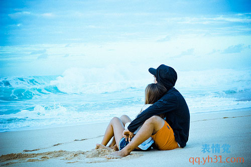 情侣坐在沙滩上浪漫一下图片,情侣坐在沙滩上浪漫一下表情